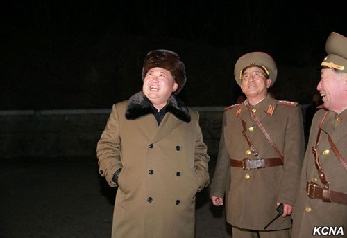 Ông Kim Jong-un thị sát thử nghiệm giàn phóng tên lửa mới Ông Kim Jong-un thị sát thử nghiệm giàn phóng tên lửa mới