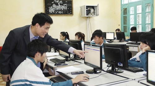 Gần 70.000 lượt đăng ký thi đánh giá năng lực đợt 1 TS Sái Công Hồng, Giám đốc Trung tâm khảo thí Đại học Quốc gia Hà Nội hướng dẫn thí sinh trước khi làm thử bài thi đánh giá năng lực tại Thái Nguyên năm 2015. Ảnh: H.T.