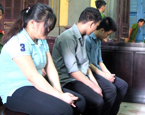 Nữ quái lĩnh 12 năm tù về tội hiếp dâm Bị cáo Trâm được xác định là người cầm đầu vụ án. Ảnh: H. H.