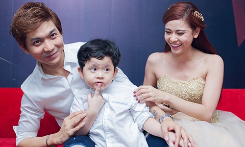 Trương Quỳnh Anh: 'Con trai kết nối hôn nhân của tôi và Tim' Tim và Trương Quỳnh Anh bên con trai. Ảnh: Maison De Bil.
