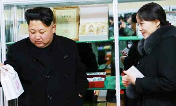 Em gái ông Kim Jong-un được thăng chức Ông Kim Jong-un và em gái. (Ảnh: Chosul Ilbo)