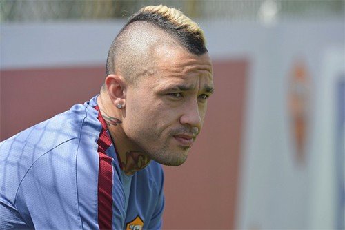 Chelsea sắm tân binh hàng hiệu đầu tiên cho triều đại Conte Nainggolan (áo bã trầu) là một ngôi sao sáng nữa dứt áo rời Serie A để tìm đến Ngoại hạng Anh. Ảnh: GDS.
