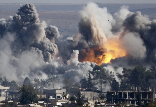 Nga đề xuất không kích chung với Mỹ ở Syria Khói bốc lên tại thị trấn Syria sau một cuộc không kích. Ảnh: Reuters