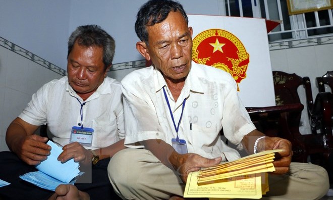 Các địa phương hoàn tất công tác bầu cử, khẩn trương kiểm phiếu Kiểm phiếu tại Tổ bầu cử số 10, ấp 12, xã Vị Thắng, huyện Vị Thủy, tỉnh Hậu Giang. (Ảnh: Duy Khương/TTXVN)