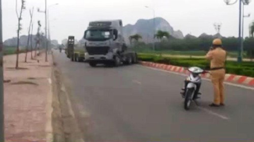 Tài xế xe đầu kéo đánh võng, trốn cảnh sát vì 'vội trả hàng' Tài xế xe đầu kéo chống đối cảnh sát giao thông. Ảnh cắt từ clip.