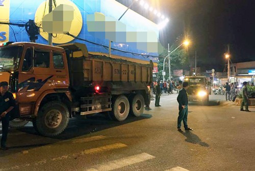 Xe ben cuốn 4 người vào gầm, bé trai chết thảm Hiện trường vụ tai nạn. Ảnh: Đông Sơn