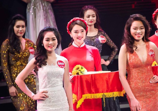 Cô gái bê khay xinh hơn cả dàn hoa khôi Bức ảnh thu hút hàng nghìn lượt Cảm xúc