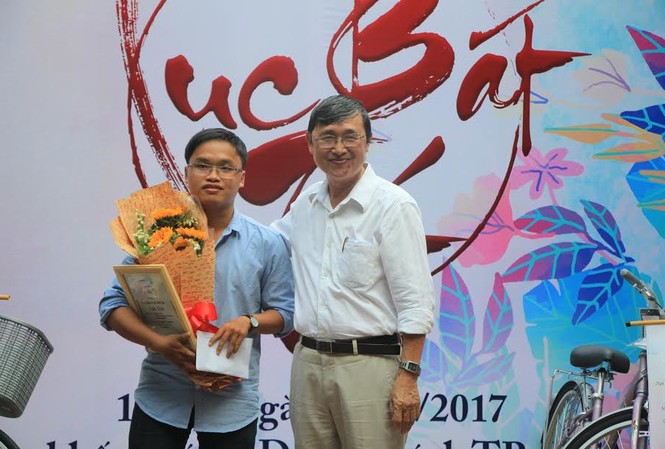 Chàng sinh viên đoạt giải Nhất cuộc thi thơ về ngày Tết Tác giả trẻ Nguyễn Trần Khải Duy nhận giải nhất cuộc thi thơ Lục bát Tết