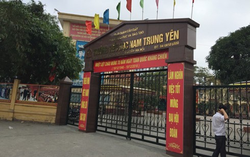 Bộ trưởng Phùng Xuân Nhạ yêu cầu sớm kết luận vụ học sinh bị gãy chân ở trường Trường Tiểu học Nam Trung Yên, nơi xảy ra vụ việc.