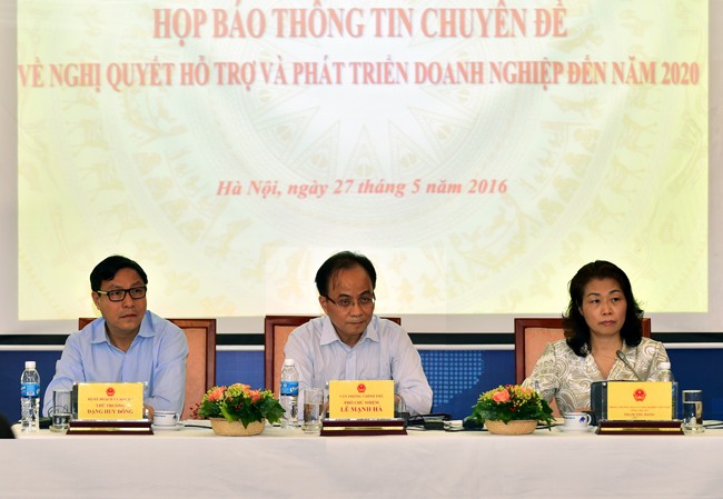 Phí BOT đang “đè nặng” mớ rau, cân thịt đại diện VPCP và Bộ KH&ĐT đều yêu cầu công khai lưu lượng phương tiện và nguồn thu phí BOT để nhân dân giám sát. (ảnh Văn Kiên)
