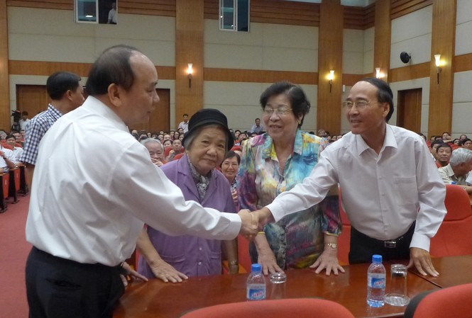 Cử tri vô cùng lo lắng về hậu họa do Formosa gây ra Thủ tướng Nguyễn Xuân Phúc tiếp xúc với cử tri thành phố Hải Phòng