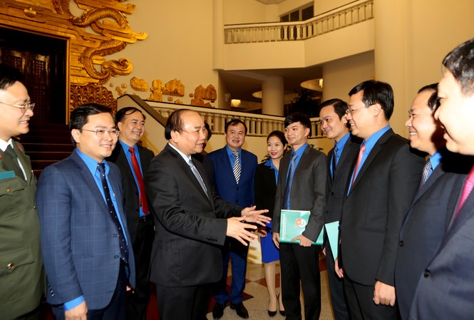 Nhân dân rất ấn tượng với màu áo xanh của Đoàn thanh niên Thủ tướng trò chuyện với Ban Bí thư T.Ư Đoàn (ảnh Như Ý)