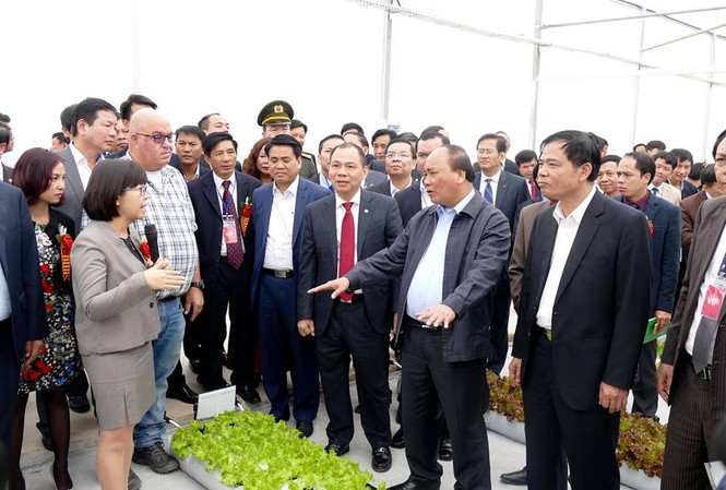 Thủ tướng sẽ tiếp thị sản phẩm nông nghiệp sạch ra thị trường thế giới Thủ tướng Nguyễn Xuân Phúc thăm quan mô hình sản xuất nông nghiệp công nghiệp cao ở tỉnh Hà Nam.