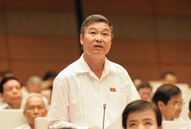 Hủy bỏ biện pháp khẩn cấp tạm thời với báo Giao thông Ông Nguyễn Sơn, Phó Chánh TANDTC trình bày tờ trình về Dự thảo Luật Biện pháp khẩn cấp tạm thời trước khi khởi kiện.