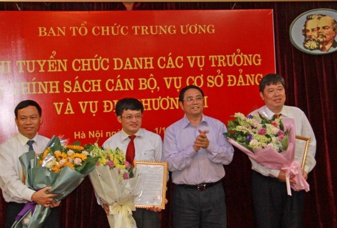 Thực hiện Bí thư cấp uỷ đồng thời là chủ tịch UBND ở nơi có điều kiện Trưởng Ban Tổ chức T.Ư trao quyết định bổ nhiệm cho 3 vụ trưởng thông qua thi tuyển.