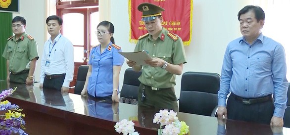 Giám đốc Sở Giáo dục Sơn La bị cách tất cả các chức vụ trong Đảng Ông Hoàng Đức Tiến, Giám đốc Sở (ngoài cùng bên phải) chứng kiến cơ quan chức năng khởi tố, bắt giam cán bộ vi phạm
