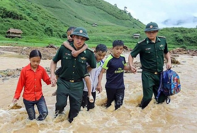 Thủ tướng đề nghị bảo đảm an toàn cho học sinh trong vùng mưa lũ các chiến sỹ quân đội giúp trẻ đến trưởng (ảnh VGP)