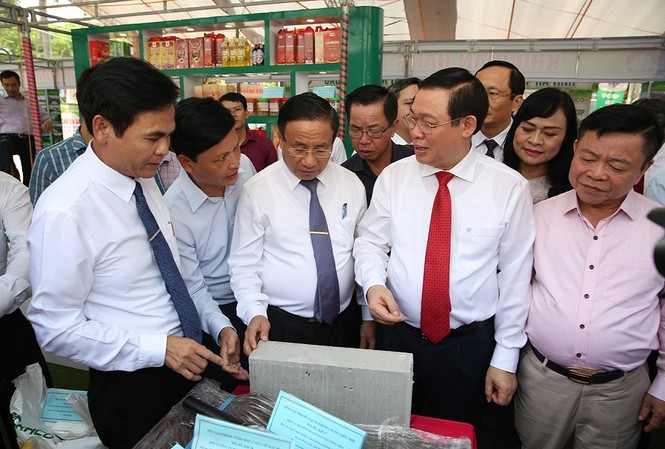 Phó Thủ tướng: Nông thôn mới không chỉ làm cho đẹp để ngắm Phó Thủ tướng thăm gian trưng bày các sản phẩm ở Hà Tĩnh (ảnh T.C)
