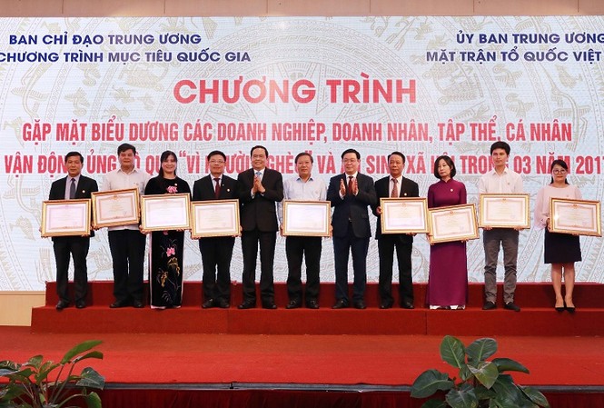 Phó Thủ tướng:“Không ai được phép gian lận 1 cắc, 1 hào tiền ủng hộ người nghèo” Biểu dương các doanh nghiệp, doanh nhân, cá nhân điển hình trong việc ủng hộ người nghèo