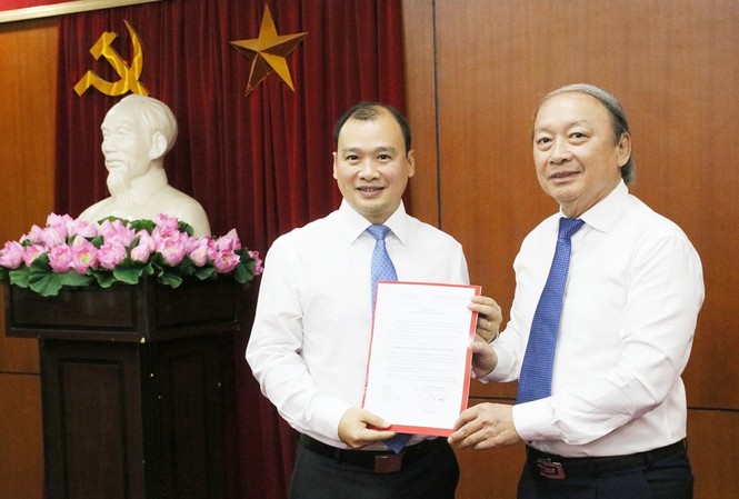 Cựu Người phát ngôn Bộ Ngoại giao làm Vụ trưởng, Ban Tuyên giáo Trung ương Lãnh đạo Ban Tuyên giáo Trung ương trao quyết định cho ông Lê Hải Bình (ảnh TG)