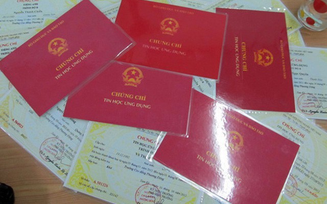 Phó Thủ tướng yêu cầu chấn chỉnh việc đào tạo cấp văn bằng, chứng chỉ Trên mạng xã hội, nhiều trường hợp còn rao bán công khăn các loại văn bằng, chứng chỉ.