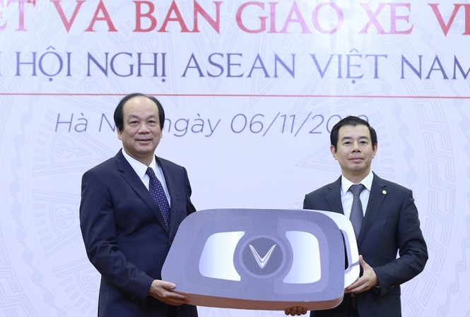 Ông Mai Tiến Dũng nhận biểu trưng chìa khoá xe VinFast từ ông Nguyễn Việt Quang  (ảnh Như Ý)