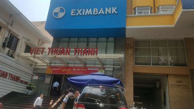 Hai nhân viên Ngân hàng Eximbank tại TPHCM bị bắt là ai? Trụ sở Ngân hàng Eximbank chi nhánh tại TPHCM bị khám xét