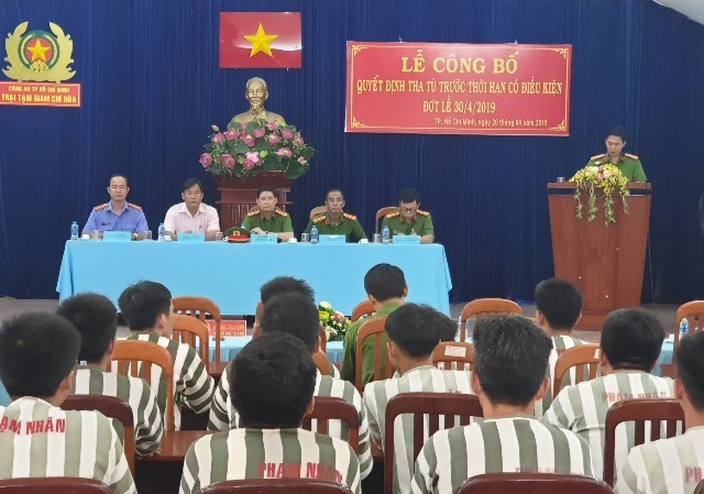 Tha tù trước thời hạn 12 phạm nhân trong trại giam Chí Hòa Tha tù trước thời hạn 12 phạm nhân trong trại giam Chí Hòa