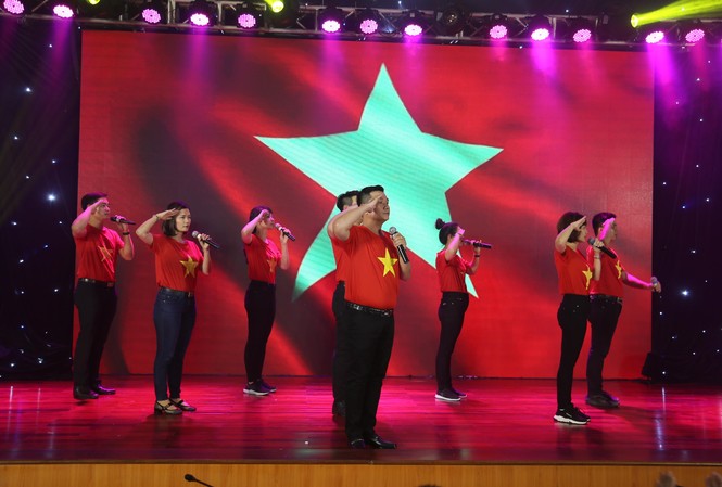 Liên hoan nghệ thuật chào mừng 129 năm ngày sinh nhật Bác Hồ Liên hoan nghệ thuật chào mừng 129 năm ngày sinh nhật Bác Hồ