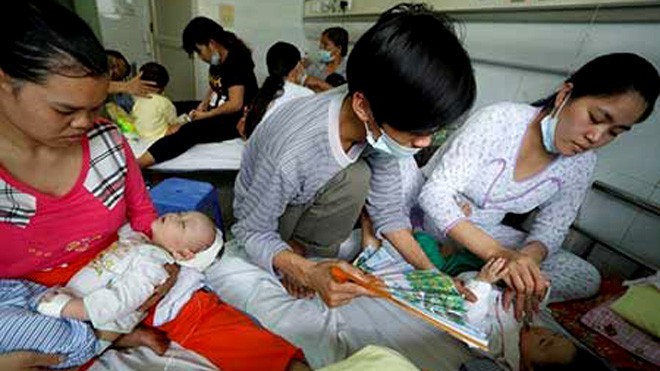 Trẻ nổ con ngươi vì bố mẹ chăm bệnh sởi sai cách Điều trị sởi cho con đúng cách khiến trẻ tránh được nguy cơ tử vong