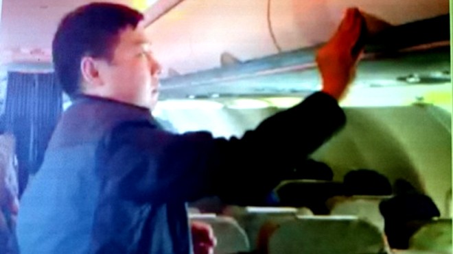 Cựu đại tá không quân bị móc túi trên máy bay Vietnam Airlines Hình ảnh hành khách Zhang Giang (Trung Quốc) ăn cắp đồ tại giá hành lý trên chuyến bay VN 600 Bangkok (Thái Lan) - TP HCM chiều 19/1 cũng đã bị tiếp viên Vietnam Airlines bắt quả tang và quay clip làm bằng chứng