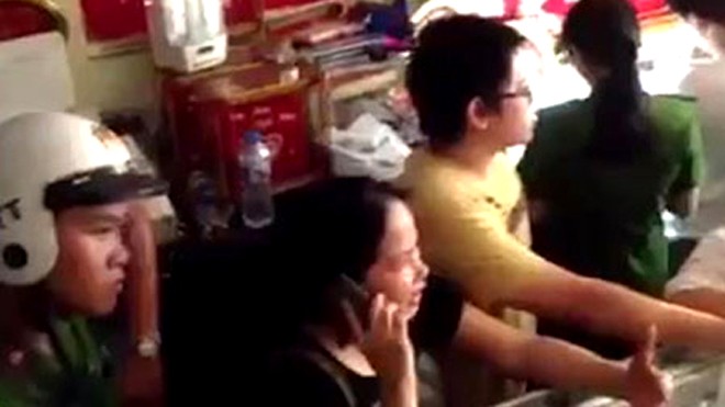 Chủ tiệm vàng Hoàng Mai đòi cảnh sát trả 100 USD Tiệm vàng Hoàng Mai hôm bị khám xét