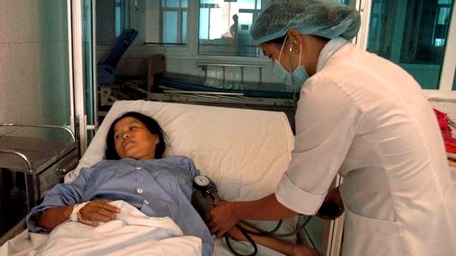 Ăn bọ xít đen, một người tử vong, hơn 20 người phải cấp cứu Bác sĩ cấp cứu cho một phụ nữ đang mang thai bị ngộ độc