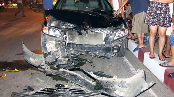 Xe Camry húc tung 4 xe máy, 6 người nhập viện Chiếc xe Camry nát bét phần đầu sau vụ tai nạn