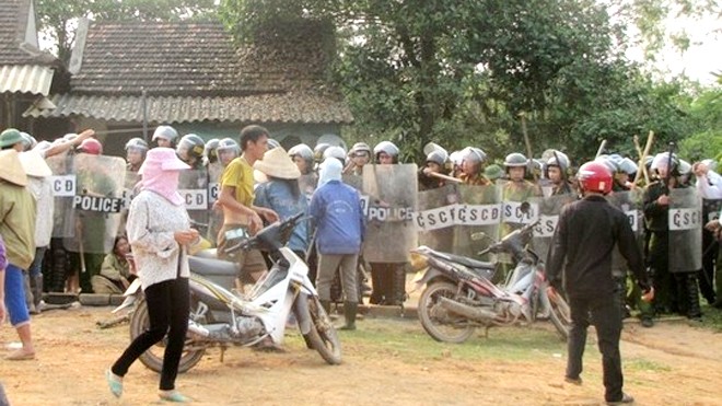 Khởi tố 10 người tham gia bắt giữ 4 chiến sĩ công an Nhiều người quá khích ở xã Bắc Sơn tấn công lực lượng công an vào ngày 10/4/2014