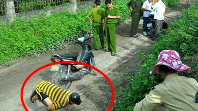 Người đàn ông chết trong tư thế quỳ gối ven đê sông Đuống Nạn nhân chết trong tư thế quỳ đầu gối