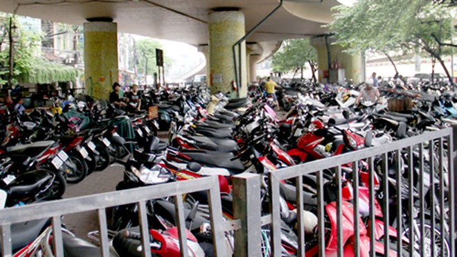 Hà Nội đề xuất phạt người không nộp phí đường bộ Người không đóng phí bảo trì đường bộ xe máy có thể sẽ bị xử phạt. Ảnh: Minh Minh