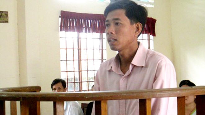Thầy giáo lấy điểm 'gạ tình' bị phạt 2 năm tù treo Bị cáo Đặng Văn Hoàng trước vành móng ngựa