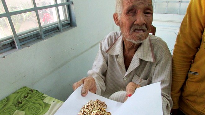 Ông ăn xin được trả lại gần 10 lượng vàng bị cướp Số tài sản được trao trả cho ông lão ăn xin