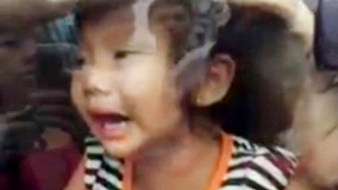 Kỷ luật 3 người bắt 2 trẻ em lên ôtô giữa ban ngày Hai cháu nhỏ òa khóc khi bị 3 người đàn ông nhấc bổng lên ôtô tại chợ phường Ngọc Thụy (Long Biên, Hà Nội).