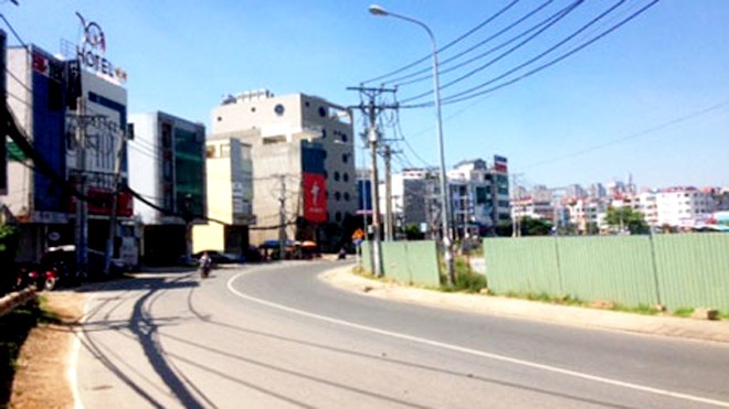 Giằng co với cướp, thiếu nữ ngã tử vong Hiện trường nơi nạn nhân bị cướp gây tử vong trên đường Trần Não