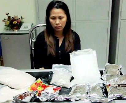 Thuê 20 triệu đồng để vận chuyển ma túy từ Trung Quốc về Việt Nam Đối tượng Thùy Linh cùng tang vật vụ án tại cơ quan điều tra