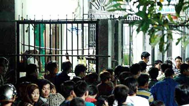 Kinh hoàng chồng phát hiện vợ con chết tại nhà Người dân tập trung trước căn nhà xảy ra vụ hai mẹ con chết thương tâm