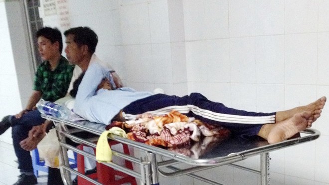Người cắt tay tự sát bên xác con không chịu khai báo Chiều 21/10, anh Nghiệp tỉnh lại, nằm ngoài hành lang lầu 3 bệnh viện đa khoa Cà Mau