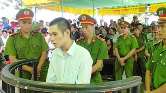 Đi tìm con gái, người cha bị côn đồ đâm chết Bị cáo Nguyễn Trung Trực tại phiên tòa
