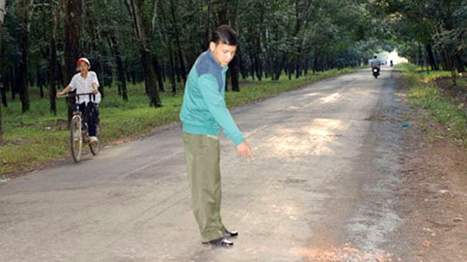 Phục kích trong lô cao su để sát hại tình địch Đoạn đường vắng trong lô cao su nơi xảy ra án mạng. Ảnh: Nguyệt Triều