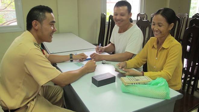 Đi đóng học phí cho con, mẹ đánh rơi cả túi tiền Chị Tình cảm động khi nhận lại số tài sản lớn