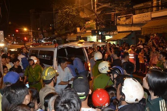 Nam ca sĩ bị bạn tình đồng tính 15 tuổi sát hại Xe cứu thương đưa tử thi về nhà xác