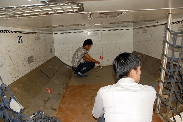 Nhân viên sân bay móc trộm hành lý của hành khách Lực lượng công an đưa hai nghi phạm đến hiện trường thực nghiệm điều tra