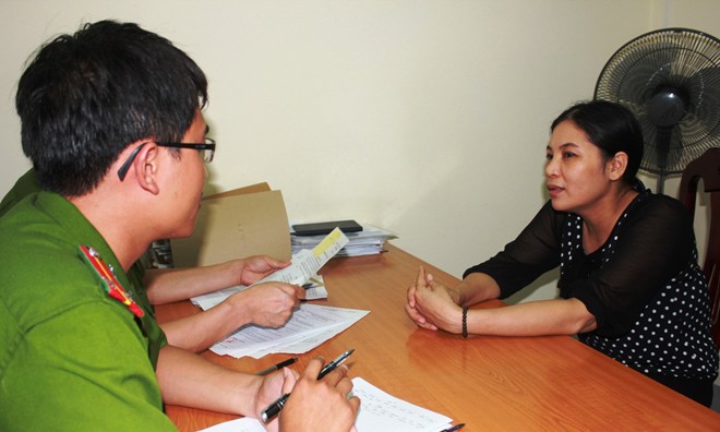 Hàng chục cảnh sát vây bắt cặp vợ chồng trốn thuế gần 120 tỷ đồng Bà Hoàng Thị Oanh bị bắt giữ để điều tra về hành vi trốn thuế. Ảnh: Zing